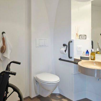 Salle de bain équipée pour le personnes à mobilité réduite
