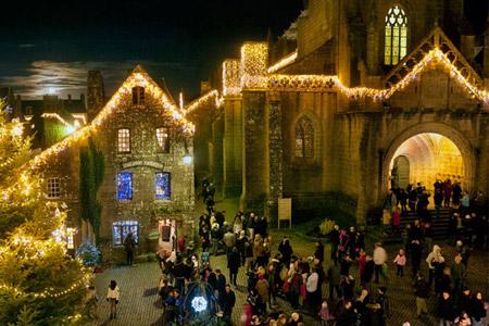 Noël en Finistère : Locronan se pare de ses habits de lumière - ᐃ DE LA